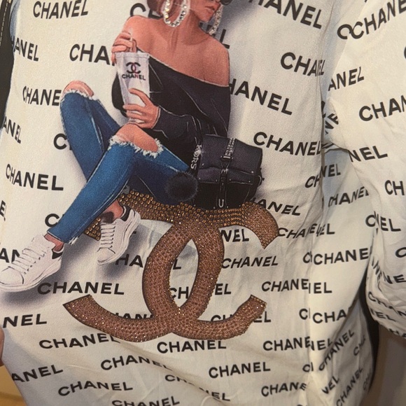 CHANEL Graphic Logo Shirt with Black and White - Picture 11 of 16